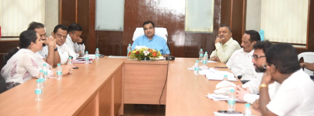 ना. गडकरी यांनी घेतला पाणी पुरवठा यंत्रणेचा आढावा