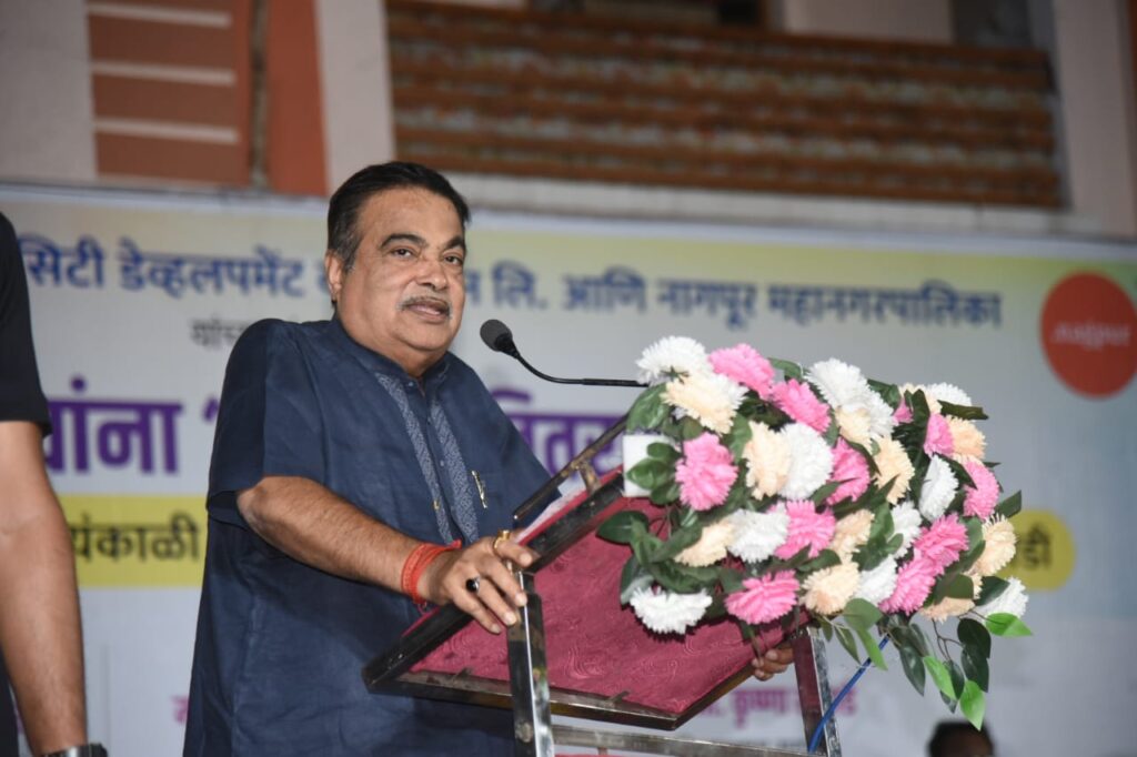 नितीन गडकरी यांच्या हस्ते प्रातिनिधिक स्वरूपात पाच दिव्यांगांना ई-रिक्षाची चावी सोपविण्यात आली